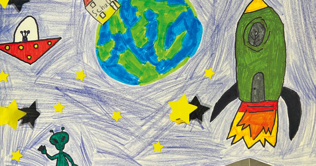 Die Gewinnerbilder des Malwettbewerbs „Mein fantastischer Schulweg“ wurden am 10. April 2024 im Stadtbüro prämiert. Dieser Wettbewerb wurde von der Stadt Leipzig und den Leipziger Verkehrsbetrieben ins Leben gerufen, um Grundschulkinder dazu zu ermutigen, sich spielerisch mit ihrem Schulweg auseinanderzusetzen und das richtige Verhalten im Straßenverkehr zu fördern. Die Verkehrssicherheitskampagne „Leipzig passt auf“, die auch von der Polizei und der Verkehrswacht unterstützt wird, hat die Schulwegsicherheit im Fokus. Baubürgermeister Thomas Dienberg lobte die Vielzahl und Kreativität der eingereichten Bilder und betonte die Bedeutung von sicheren Schulwegen, die von fantastischen Gefährten wie Raketen und Drachen inspiriert sind. Die Leipziger Verkehrsbetriebe engagieren …