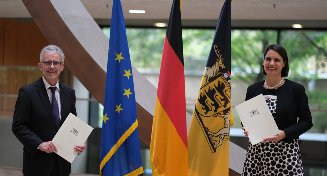 Ralf Rosanowski wird Präsident der neu gegründeten Cybersecurity-Agentur Baden-Württemberg, Vizepräsidentin wird Dr. Claudia Warken, bisherige Leiterin des Entwicklungsteams. Das sind zwei durchsetzungsstarke und technisch herausragende Leader, die sich perfekt ergänzen. „Mit dem Cybersicherheitsbehörde Wir haben den Kurs für mehr Onlinesicherheit in Baden-Württemberg platziert. Und mit der Entscheidung für dieses Führungsduo stellen wir nun die Weichen für den Erfolg der Cybersecurity Agency Baden-Württemberg (CSBW). Cybersicherheit war noch nie so aktuell wie heute. Und es war noch nie so wichtig, einen ganzheitlichen Ansatz für die Cybersicherheit zu verfolgen. Jetzt haben wir einen weiteren Meilenstein in der Einsatzbereitschaft der Cybersicherheitsbehörde gelegt. Ich wünsche …