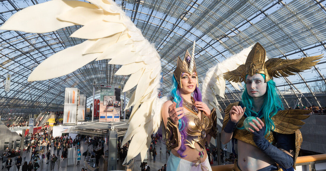Manga-Comic-Con 2023 noch größer und farbenfroher Vom 27. bis 30. April 2023 treffen sich Manga-, Anime-, Comic- und Cosplay-Liebhaber wieder auf der Manga-Comic-Con in Leipzig – der wichtigsten deutschen Frühjahrsveranstaltung der Manga- und Comicszene. Rund 400 Aussteller und über 100 Veranstaltungen, darunter der Cosplay-Wettbewerb, versprechen ein spektakuläres Erlebnis. © Tom Schulze Viele Stars der Szene kommen nach Leipzig und mit ihren Fans ins Gespräch. Zu den über 100 Veranstaltungen zählen zahlreiche Lesungen und Signierstunden, Workshops, Podiumsdiskussionen und Kunstperformances. Selbst kreativ werden können die Besucherinnen und Besucher in Workshops – und natürlich beim beliebten Cosplay-Wettbewerb. Prominente Gäste aus aller Welt Aus &hellip;