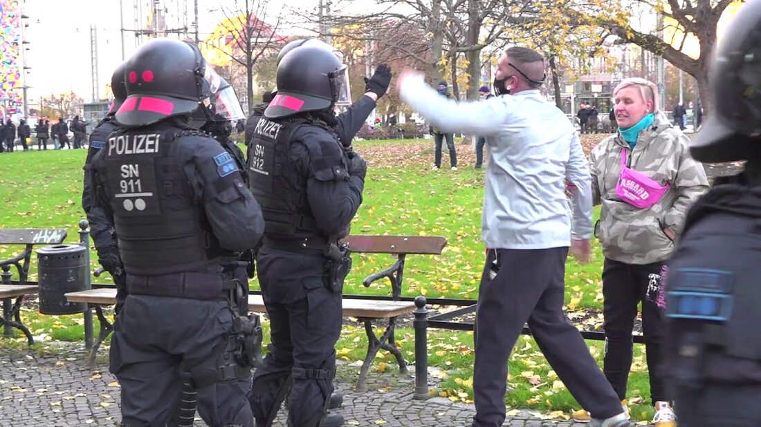 Mann greift die Polizei an und provoziert Antifa – dann wird er verhaftet, weil er am Samstag, den 21. November 2020 in Leipzig #leipzig #querdenker #coronaleugner die Polizei weiter angreift. Aber Sie fragen sich, warum Sie nur Polizisten angreifen und missbrauchen müssen, nur weil Er ist aus Antifa, war irritiert und wollte eine ganze Antifa-Gruppe aufrühren, frage ich mich. Dann intervenierte die Polizei und schickte ihn sogar mehrmals weg, aber es war ihm egal. Youtube-Link