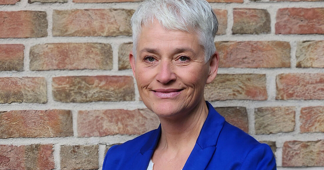 Neue Leiterin des Amtes für Jugend und Familie Manuela Kastrup soll neue Leiterin des Amtes für Jugend und Familie werden. Eine Auswahlkommission unter Mitwirkung von Stadträtinnen und Stadträten der Fraktionen hatte sich auf sie im Auswahlverfahren geeinigt. Das Ergebnis wurde durch die Sitzung der Verwaltungsspitze mit Oberbürgermeister Burkhard Jung bestätigt. Der Stadtrat entscheidet in seiner November-Sitzung über die Personalie. Die 1965 in Hamburg geborene Manuela Kastrup soll auf den amtierenden Amtsleiter Felix Sauerbrey folgen. Auf die bundesweite Ausschreibung waren insgesamt 46 Bewerbungen eingegangen. Im Rahmen des zweistufigen Auswahlverfahrens waren neun Bewerberinnen und Bewerber zu einem digitalen Vorstellungsgespräch eingeladen worden. Mit …