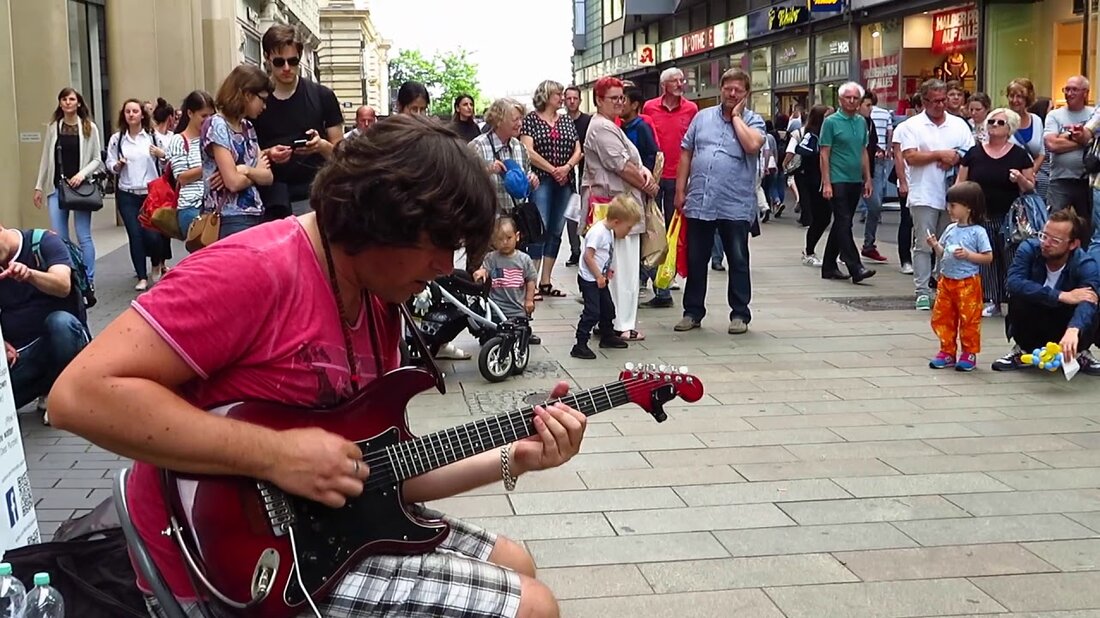 Marcello Calabrese spielt „Back in Black“ (AC / DC) in Leipzig (Deutschland), Juni 2018. Youtube-Link