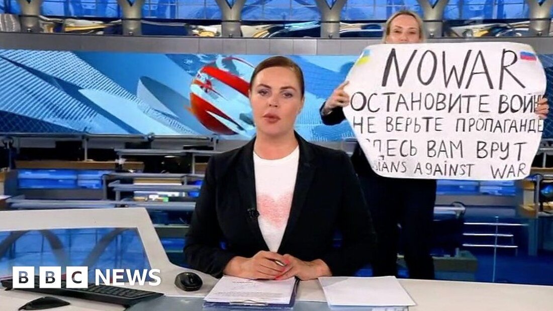 In einer Oktobernacht, eine Woche bevor sie vor Gericht gestellt werden sollte, weil sie die russische Invasion in der Ukraine kritisiert hatte, nahm die russische Journalistin Marina Ovsyannikova ihre kleine Tochter und floh zur Grenze. Sie trug ein elektronisches Armband und sollte unter Hausarrest stehen. „Mein Anwalt hat gesagt: ‚Flieh, flieh – sie werden dich ins Gefängnis stecken'“, sagte sie am Freitag auf einer Pressekonferenz in Paris. Sie verließ Moskau zu Beginn eines Wochenendes im vergangenen Jahr, als sie der Meinung war, dass die Polizei weniger aktiv sein würde, und wechselte sieben Mal das Fahrzeug, bevor sie sich zu Fuß …