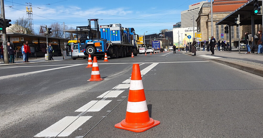 Markierungsarbeiten am Hauptbahnhof sind abgeschlossen Der erste Schritt der geänderten Verkehrssituation am Hauptbahnhof wird am Freitag, 28. April 2023, abgeschlossen: Die Anpassungen der Ampelschaltungen sowie die umfangreichen Markierungsarbeiten sowohl auf den Kfz-Spuren als auch für den Radverkehr sind fertiggestellt, weshalb die Absperrungen an der Auffahrt zum neuen Radfahrstreifen entfernt werden können. Damit ist dieser im Farbton „verkehrsgrün“ eingefärbte Fahrstreifen für Radfahrerinnen und Radfahrer aus östlicher Fahrtrichtung freigegeben und ab sofort auch benutzungspflichtig. Kleinere Restarbeiten folgen noch in den kommenden Tagen. Anfang April 2023 wurden die Fahrspuren vor dem Leipziger Hauptbahnhof neu aufgeteilt. Seit Anfang April war der Verkehrsraum an diesem &hellip;