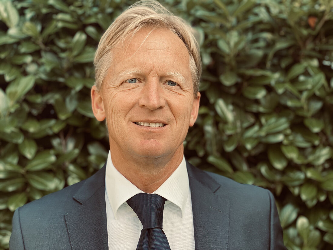 Markus Lutz wird neuer Leiter des Finanzamts Waldshut-Tiengen. Er tritt die Nachfolge von Bernhard Karg an, der nach mehr als 34 Jahren im Dienst in den Ruhestand gegangen ist. Lutz bringt als langjähriger Mitarbeiter der Finanzverwaltung umfangreiche Erfahrung mit und wird voraussichtlich erfolgreich das Finanzamt Waldshut-Tiengen leiten. Dies betonte Finanzstaatssekretärin Gisela Splett, die auch die Amtseinführung von Lutz begleitete. Markus Lutz hat Rechtswissenschaften an der Universität Konstanz studiert und war in verschiedenen Finanzämtern wie Waldshut-Tiengen, Singen und Konstanz tätig. Einen Schwerpunkt seiner Aufgaben bildete die Vollstreckung und Betriebsprüfung. Außerdem war er drei Jahre lang als Vertreter der Amtsleiterin im Finanzamt …