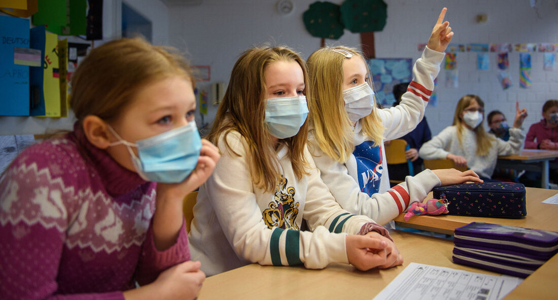 Mit der Friedensregion Bodensee eV gibt es eine neue Partnerorganisation im Servicezentrum Friedenspädagogik. Die Erhöhung sorgt für mehr Friedenserziehung in den Schulen – und ist gleichzeitig ein Zeichen für die Bedeutung der Servicestelle. Sie kümmert sich um den altersgerechten Umgang mit den Themen Krieg und Frieden im Unterricht. Krieg und Frieden: Das sind wichtige Themen, mit denen sich Kinder und Jugendliche nicht nur im Schulalltag auseinandersetzen, sondern mit denen sie auch immer wieder in den Nachrichten konfrontiert werden. Diese Diskussion zu stärken und im Unterricht über alle Fächer hinweg noch stärker zu stärken Bildungspläne zu verankern ist das Ziel von …