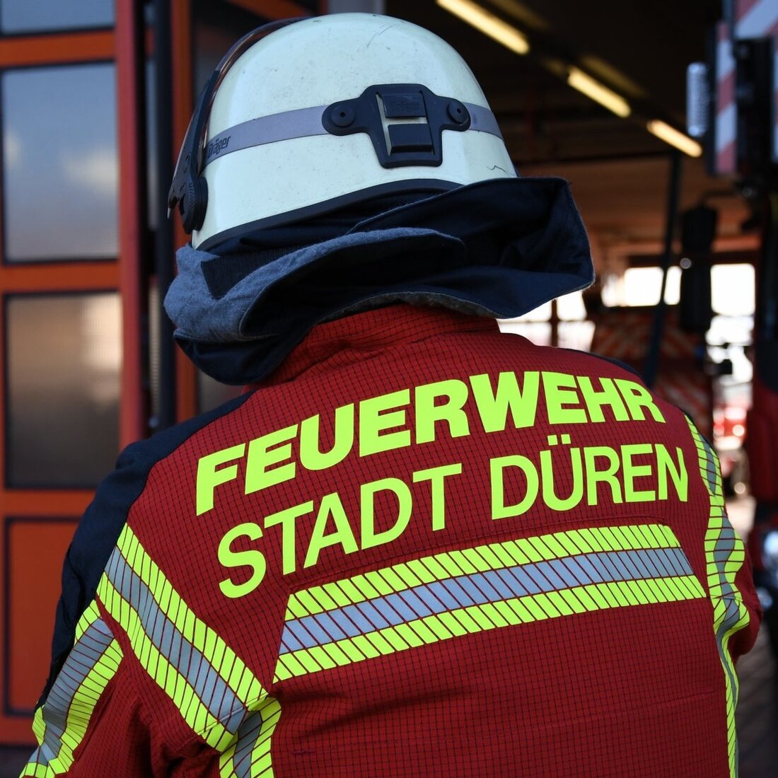 In Düren kam es zu einem Gasaustritt auf einer Baustelle. Die Feuerwehr sicherte die Gefahrenzone und verhinderte eine Explosion.