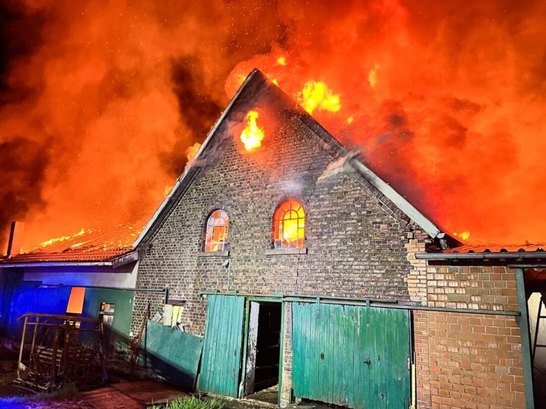 In Werne-Schmintrup kam es zu einem Scheunenbrand, der 100 Einsatzkräfte mobilisierte. Niemand wurde verletzt.