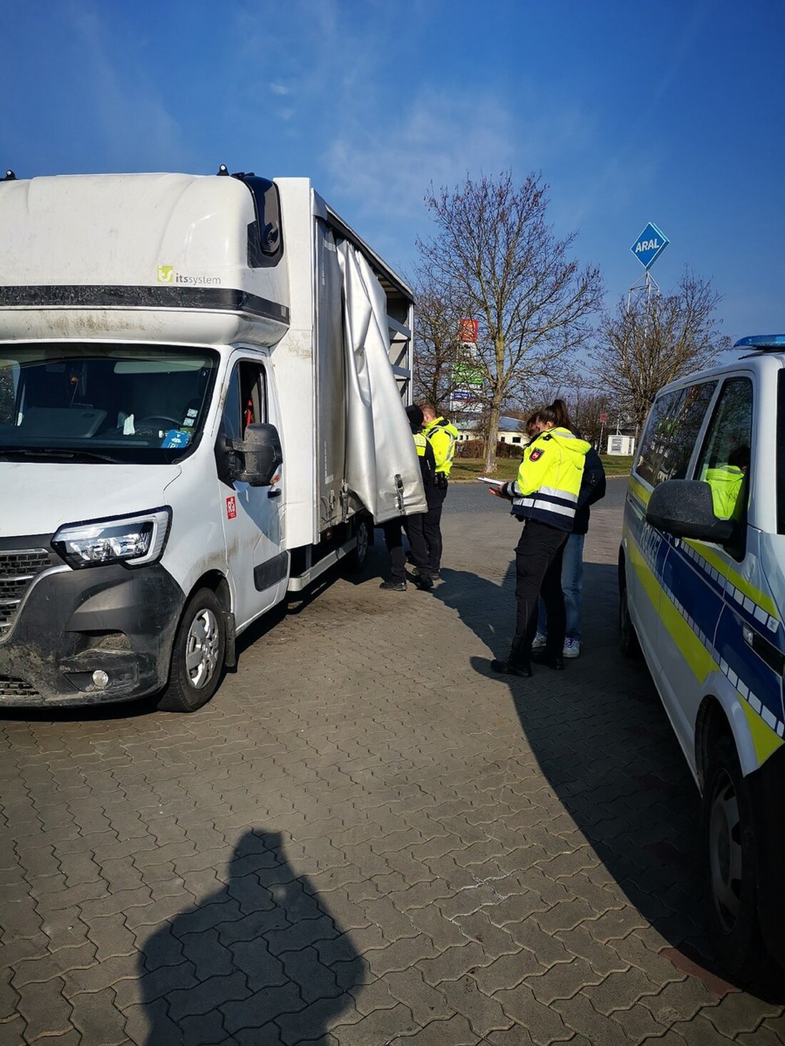 Am 20.02.2025 führte die Polizeiinspektion Northeim eine Großkontrolle auf dem Autohof Northeim durch, bei der 36 von 40 Fahrzeugen beanstandet wurden.