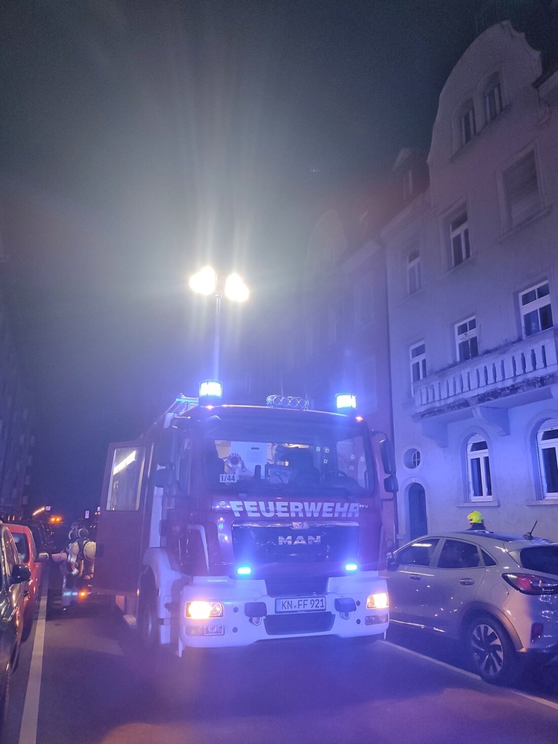 Feuerwehr Konstanz löscht Brand im Keller eines Wohngebäudes in der Richentalstraße. Einsatzkräfte sichern Bewohner und kontrollieren das Gebäude.