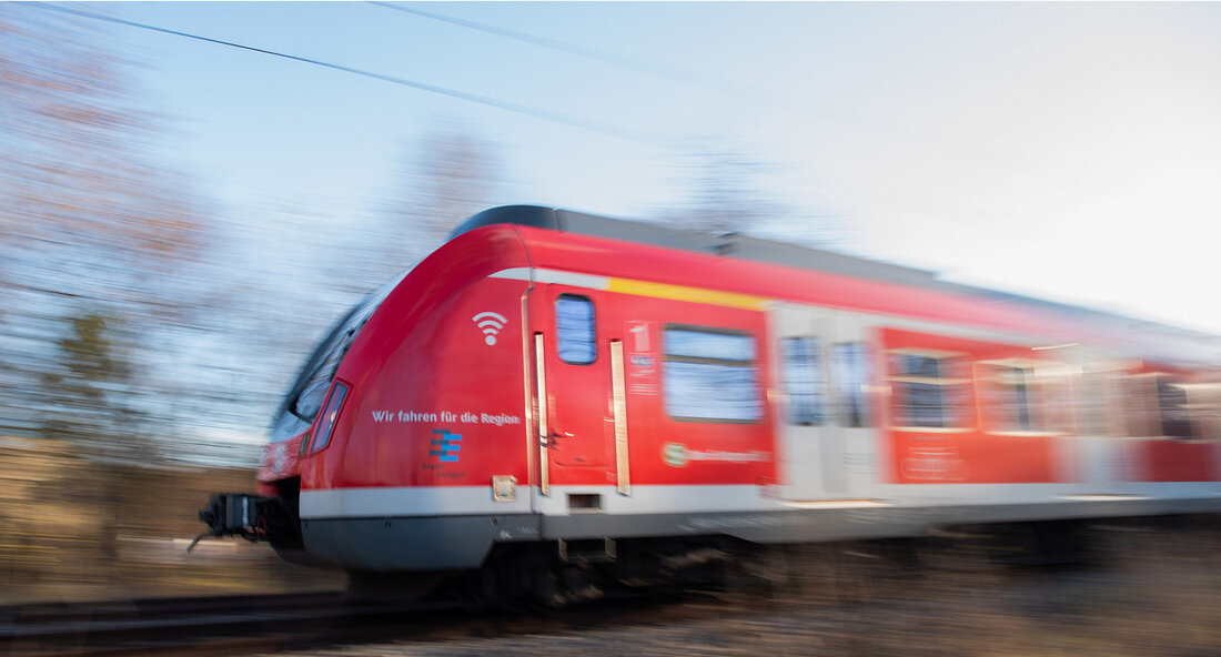 Redaktioneller Artikel: Das Verkehrsministerium Baden-Württemberg sowie die Verwaltungsspitzen aus den betroffenen Landkreisen haben auf einem Spitzentreffen über die Pünktlichkeit der Tauber-, Maintal- und Madonnenlandbahn diskutiert. Der Ministerialdirektor im Ministerium für Verkehr, Berthold Frieß, gab bekannt, dass es mit dem Fahrplanwechsel im Dezember 2024 doch keine Veränderungen auf den Bahnstrecken der Westfrankenbahn geben wird. In den vergangenen Monaten wurde intensiv ein neues Fahrplankonzept in der Region diskutiert. Gemäß Frieß‘ Aussagen würde das bisher vorgesehene Fahrplankonzept zu viele Nachteile für bestimmte Fahrgastgruppen bringen, wie verlängerte Fahrzeiten und Anschlussprobleme. Daher haben das Land und die betroffenen Landkreise die Einsetzung der Zukunftskommission Westfrankenbahn vereinbart, …