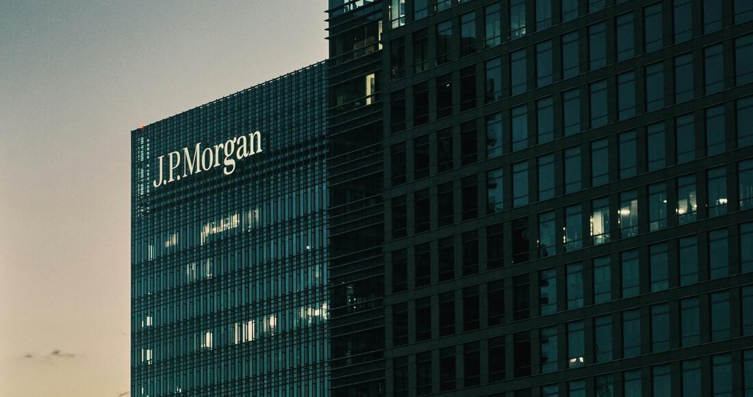 Mastercard und JP Morgan arbeiten zusammen, um grenzüberschreitende B2B-Zahlungen durch schnellere Abwicklung und mehr Transparenz zu verbessern. Das Multi-Token-Netzwerk von Mastercard wird mit Kinexys Digital Payments (früher Onyx) von JP Morgan integriert, um grenzüberschreitende Zahlungen zu ermöglichen. Mastercard und JP Morgan arbeiten zusammen, um ihren Kunden schnellere und transparentere grenzüberschreitende Zahlungen zu ermöglichen. Der Dienst basiert auf der kürzlich erfolgten Integration des Multi-Token-Netzwerks (MTN) von Mastercard und JP Morgan umbenanntes digitales ZahlungsnetzwerkKinexys (ehemals Onyx). Raj Dhamodharan, Executive Vice President, Blockchain and Digital Assets bei Mastercard, sagte in einer Erklärung: „Indem wir die Leistungsfähigkeit und Konnektivität von Mastercards MTN mit Kinexys &hellip;