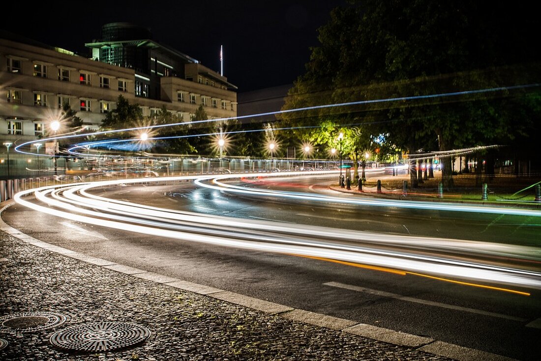 Der Maxplatz in Berlin wird am Samstag, den 4. Mai 2024, mit einem kleinen Fest eingeweiht, nachdem er erfolgreich zu einem klimagerechten Ort mit mehr Sport-, Spiel- und Verweilangeboten umgestaltet wurde. Die Umgestaltung des Maxplatzes wurde von lokalen Akteuren in Zusammenarbeit mit dem Landschaftsarchitekturbüro planung.freiraum entwickelt und umgesetzt. Der Maxplatz verfügt jetzt über Basketballkörbe, einen Bolzplatz mit weichem Belag, Tischtennisplatten, eine Calisthenics-Anlage und vieles mehr. Die Maßnahme wurde mit rund 1.750.000 Euro aus dem Berliner Programm für Nachhaltige Entwicklung (BENE) des Europäischen Fonds für Regionale Entwicklung und des Landes Berlin sowie aus Mitteln des Programms „Lebendige Zentren und Quartiere“ gefördert. …