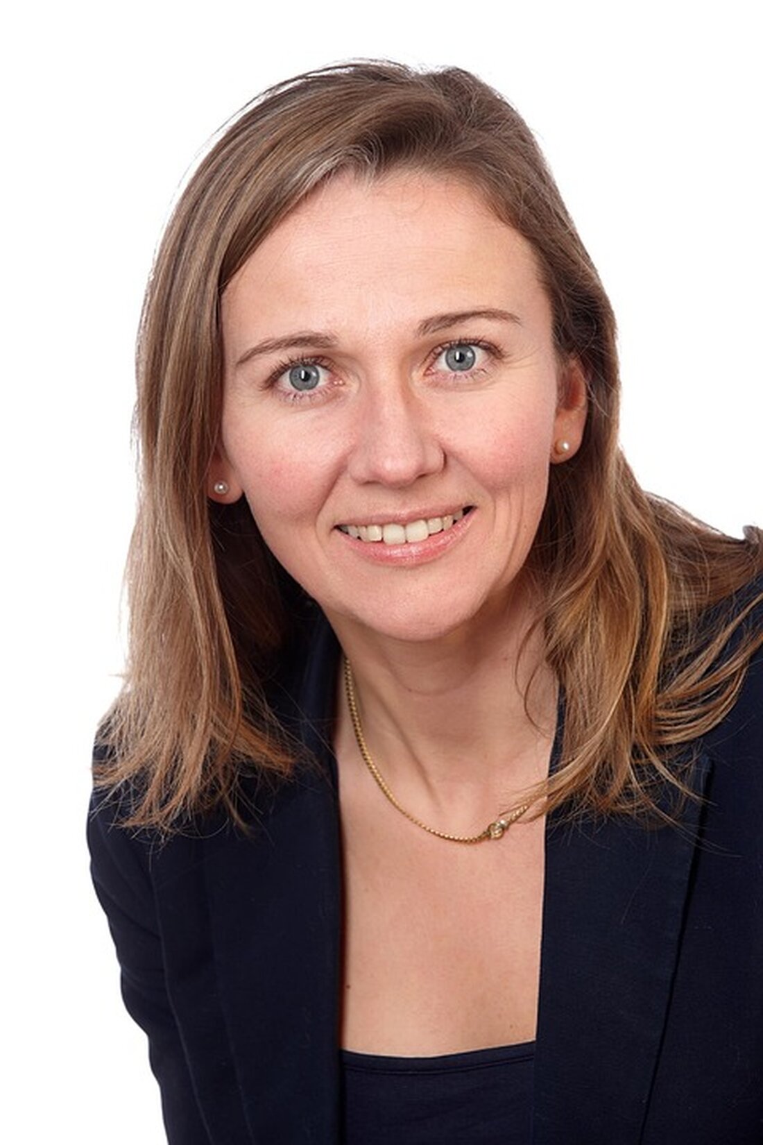 Die Bezirksbürgermeisterin von Mitte, Stefanie Remlinger, kündigt an, dass am 8. Juli der Flaggentag der Mayors for Peace stattfindet. Dieser Tag wird genutzt, um ein Zeichen gegen Kriege und für eine friedliche Welt ohne Atomwaffen zu setzen. Rund 600 Städte in Deutschland beteiligen sich daran, indem sie die Mayors for Peace Flagge vor ihren Rathäusern hissen. Laut dem aktuellen Jahresbericht des Stockholmer Friedensforschungsinstituts SIPRI sank die Anzahl der weltweiten Atomwaffen auf geschätzte 12.121. Die Zahl der in hoher Alarmbereitschaft gehaltenen Sprengköpfe stieg jedoch auf rund 2.100. Neun Länder besitzen Atomwaffen, wobei die USA und Russland die meisten einsatzbereiten Waffen haben. …
