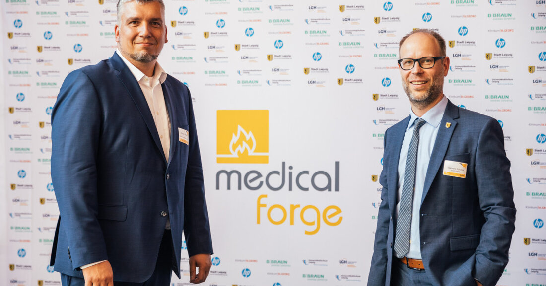 &#8222;Medical Forge Leipzig&#8220; lässt die Funken fliegen In der &#8222;Medical Forge Leipzig&#8220;, einem Accelerator für junge innovative Medizintechnik-Unternehmen auf dem BioCity Campus Leipzig, wird an der Medizintechnik von morgen geschmiedet. Ziel des Medizintechnik-Accelerators ist es, Startups und KMU den letzten Schritt hin zu einem erfolgreichen Eintritt in den deutschen Gesundheitsmarkt zu erleichtern und insbesondere internationale Unternehmen nach Sachsen zu holen. Herr Hoffmann, Geschäftsführer biosaxony e. V. und Clemens Schülke, kommissarischer Leiter des Dezernats Wirtschaft, Arbeit und Digitales, würdigten den Beginn und sprachen von einem Meilenstein für die Life Science Branche in Leipzig. © Philipp Kirschner Entwicklung innovativer Lösungen Der Accelerator &hellip;
