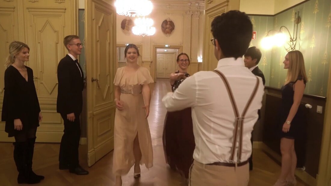 Meine Damen und Herren, wir lieben festliche Bälle und elegantes Tanzen. Aus diesem Grund laden wir alle Ärzte, Zahnärzte, Tierärzte und Apotheker zum Leipziger Medizinball 2019 ein. Am 27. Dezember 2018 um 18:00 Uhr wird die Ticketreservierung auf unserer Website online gestellt. Seien Sie schnell und informieren Sie alle Ihre Freunde über die Feiertage. Alle Tickets waren im letzten Jahr innerhalb von 24 Stunden ausverkauft. 💃🏼🕺🏼 Der Leipziger Medizinball 2019 findet am 3. Mai 2019 in Salles de Pologne, Hainstraße 16-18, 04109 Leipzig statt. In diesem schönen Barocksaal wollen wir klassisch tanzen und den Abend gemeinsam genießen. Holen Sie die …