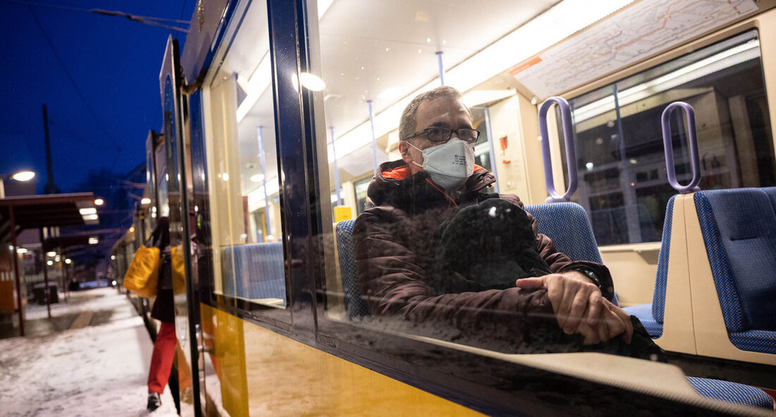 Der Fahrplanwechsel am 12. Dezember bringt viele Verbesserungen im Nahverkehr. Das Angebot in Baden-Württemberg wird um weitere 1,3 Millionen Zugkilometer pro Jahr erweitert. Vor allem der Süden des Landes profitiert von zusätzlichen attraktiven Verbindungen. Mit dem Fahrplanwechsel am 12. Dezember gewinnt das öffentlicher Verkehr in vielen Regionen des Landes an Attraktivität. Das Angebot in Baden-Württemberg wird um weitere 1,3 Millionen Zugkilometer pro Jahr erweitert. Damit legen Nahverkehrszüge in Baden-Württemberg insgesamt 82 Millionen Kilometer pro Jahr zurück – das ist etwa die 100-fache Entfernung von der Erde zum Mond und zurück. Auf der Start- und Landebahn Süd klimafreundlichere Elektrozüge ersetzen Dieselzüge, …