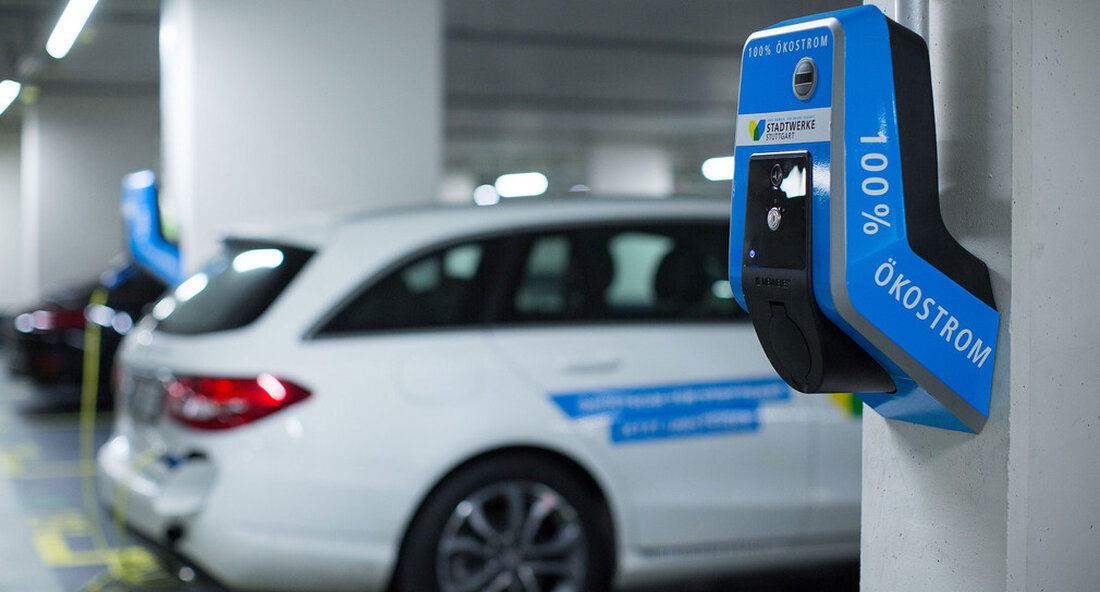 Leichterer Umstieg vom Elektroauto aufs Fahrrad oder Elektroroller: Mit den Elektro-Nachbarschafts-Hubs, speziellen Parkhäusern und Quartieren mit Ladestationen für Elektroautos verändert sich das Parken in Städten. Mit Förderung des Landes starten drei Pilotprojekte in Heilbronn, Stuttgart und Ulm. Elektro(E)-Quartiershubs sind spezielle Parkhäuser und Quartiere elektrische Autos passende Ladestationen anbieten. Von dort aus erleichtern sie den Umstieg auf Bike- und Carsharing-Angebote. Sie sollen helfen, geparkte Autos in Wohngebieten von der Straße ins Parkhaus zu bringen. Das Land fördert Pilotprojekte in Heilbronn, Stuttgart und Ulm mit insgesamt 3,3 Millionen Euro. Verkehrsminister Winfried Hermann betonte die Bedeutung der E-Quartier-Hubs für die Stadtentwicklung: „Wenn Autos …