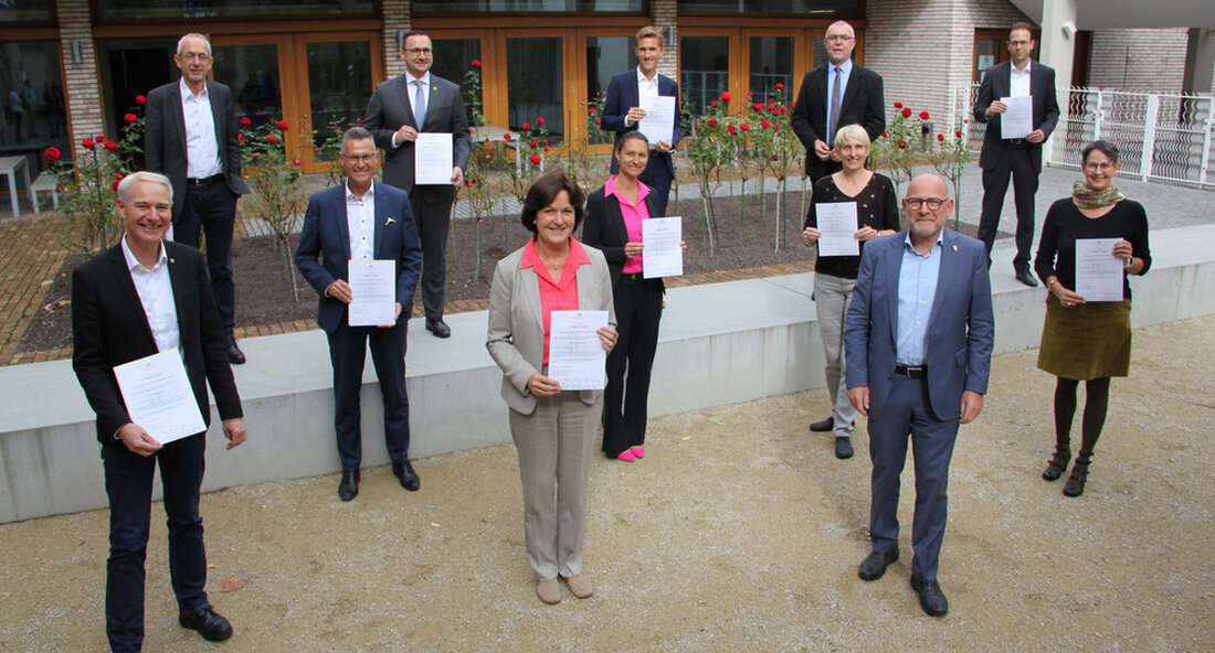 Mit den Fußgängerkontrollen unterstützt der Staat die Kommunen bei der Förderung des Fußgängerverkehrs vor Ort. Eine Expertenjury wählte die diesjährigen Gewinner des Wettbewerbs aus mehr als 60 antragstellenden Gemeinden aus. Mit zehn Gemeinden gehen Fußgängerkontrollen in die sechste Runde Im Sommer forderte das Verkehrsministerium die Städte und Gemeinden in Baden-Württemberg auf, sich für den diesjährigen Wettbewerb um die staatlich finanzierten Fußgängerkontrollen zu bewerben. Eine Expertenjury wählte die Gewinner aus mehr als 60 antragstellenden Gemeinden aus. Asperg, Baden-Baden, Daisendorf, Esslingen, Gundelfingen, Konstanz, Malsch, Mengen, Metzingen und Wernau am Neckar erhielten vom Verkehrsminister die Teilnahmebescheinigungen Winfried Hermann vorgeführt. Bereiche für den Fußgängerverkehr …