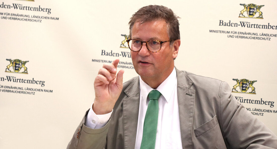 Die Sonder-Agrarministerkonferenz hat kürzlich einen zügigen Bürokratieabbau gefordert, um den landwirtschaftlichen Betrieben Verlässlichkeit, Vertrauen und Planungssicherheit zu gewährleisten. Der baden-württembergische Landwirtschaftsminister Peter Hauk betonte, dass die aktuelle Situation der Landwirte durch zu viel Bürokratie belastet ist und dringend Maßnahmen ergriffen werden müssen. Bei der Sonder-Agrarministerkonferenz wurden praxisnahe Ideen für die Entbürokratisierung diskutiert, darunter zehn prioritäre Vorschläge zur sofortigen Umsetzung. Diese Vorschläge umfassen unter anderem die Vereinfachung von Vorschriften im Düngegesetz, den Verzicht auf das Tierhaltungskennzeichnungsgesetz und die Harmonisierung von Vorschriften im Fachrecht mit den GAP-Vorgaben der EU. Obwohl die unionsgeführten Länder einen Beschluss zu einem Großteil der Vorschläge fassen konnten, …