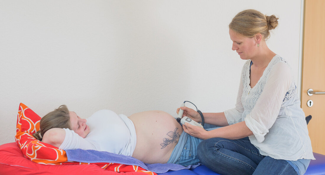 Der Abschlussbericht einer begleitenden Studie zu 13 geförderten Projekten für die geburtshilfliche Versorgung in Baden-Württemberg wurde kürzlich veröffentlicht. Die Projekte, die an lokalen Gesundheitszentren durchgeführt wurden, haben dazu beigetragen, die Versorgung im Bereich der Geburtshilfe weiterzuentwickeln und regionalen Engpässen entgegenzuwirken. Die Studie, die vom Heidelberger Institut für Global Health durchgeführt wurde, hat ergeben, dass die geförderten Projekte insgesamt gut angenommen wurden und einen fortlaufenden Anstieg bei der Nachfrage verzeichneten. Durch eine stärkere Vernetzung der beteiligten Akteure konnten Frauen und Familien einen verbesserten Zugang zu früher und regelmäßiger Hebammenbetreuung erhalten, was zu einer positiven Entwicklung der geburtshilflichen Versorgung führte. Staatssekretärin Dr. …