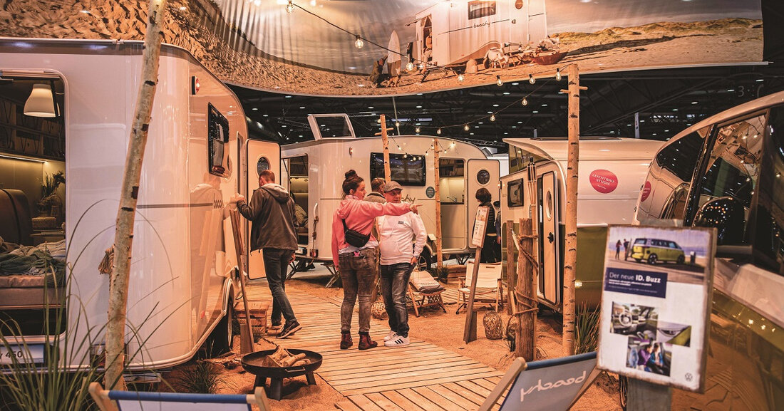 Touristik und Caravaning 2023: Reisen und Urlaub in vielerlei Facetten Seit über 30 Jahren ist die Touristik & Caravaning auf dem Leipziger Messegelände zu Gast. Die größte Reisemesse Mitteldeutschlands bietet einen umfangreichen Überblick über die neuesten Trends und Entwicklungen rund um das Thema Urlaub. Fahrrad- und Outdoorbereich vergrößert Der Radtourismus wächst kontinuierlich und ist krisenfest, wie die ADFC Radreiseanalyse 2023 feststellt. Immer mehr Menschen nutzen das Fahrrad für Reisen, Ausflüge oder als Fortbewegungsmittel im Alltag. Auf der Messe präsentieren sich Fahrradhersteller, Händler sowie Zubehör- und Kleidungsanbieter. Besonders hervorzuheben ist die E-Bike-Hochphase, die etwa 80 Prozent des Messeangebots ausmacht. Es werden …
