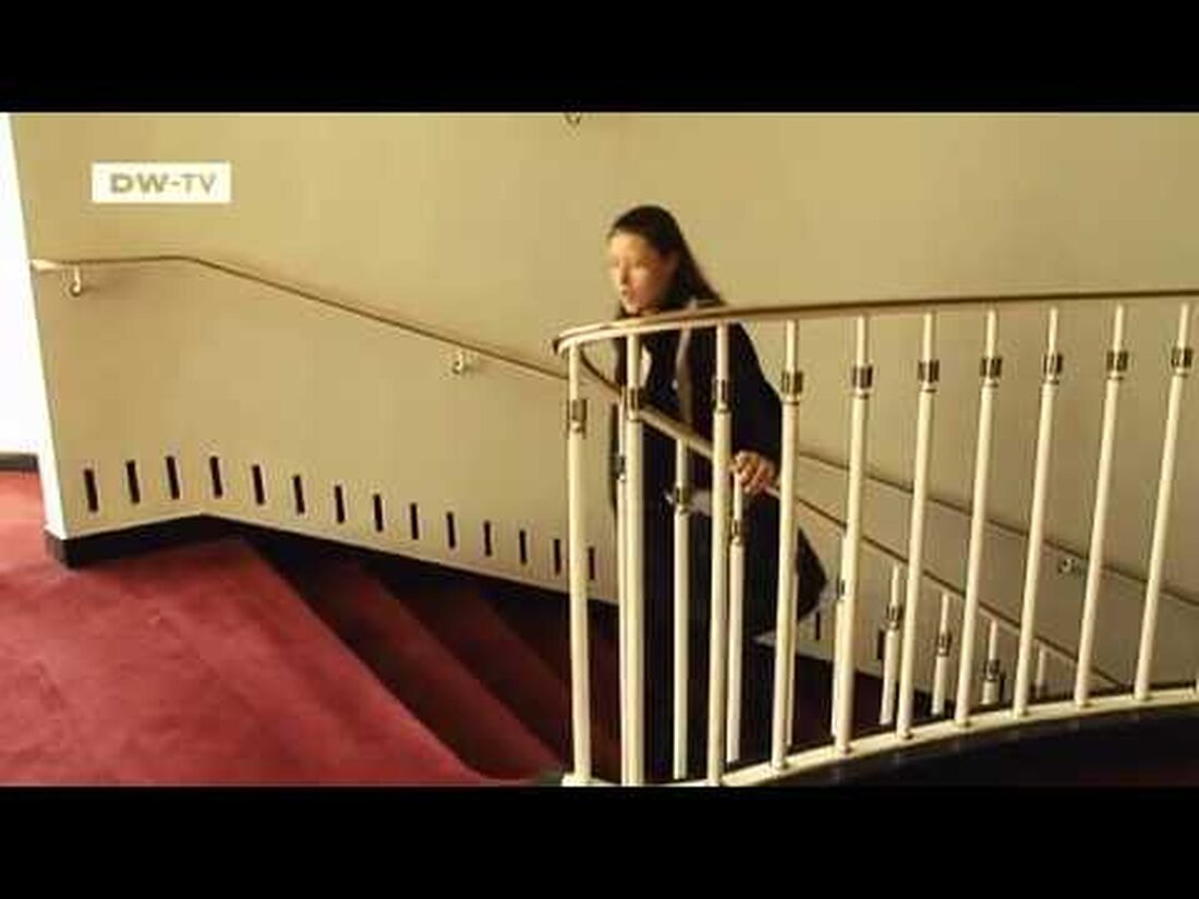 María José Gálvez aus San Salvador ist nach Leipzig gekommen, um Deutsch zu lernen und die Stadt kennenzulernen. Sie besucht die Mädlerpassage im Stadtzentrum, die Oper und die St. Thomas Kirche. Weitere Informationen finden Sie im Video on Demand! . Youtube-Link
