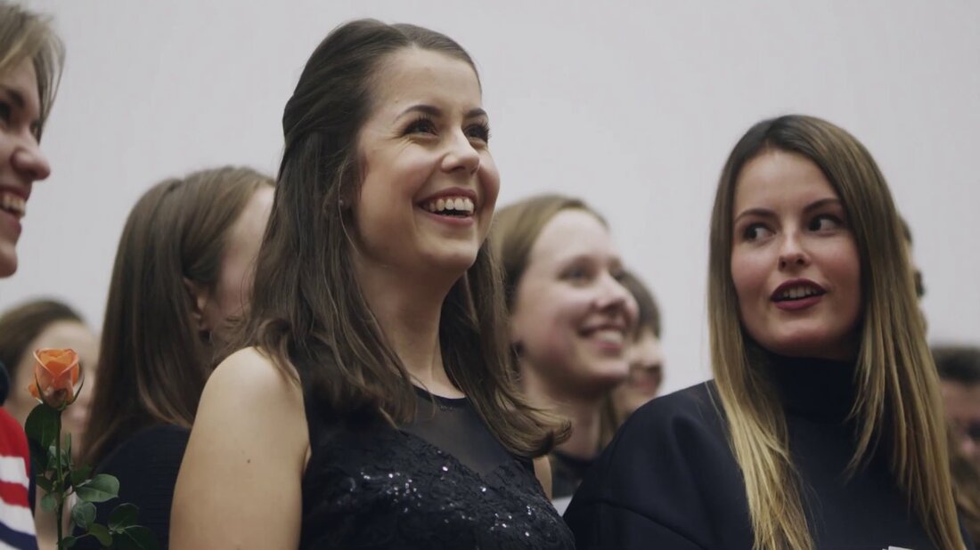 Zwischen Labor und Hörsaal, Bibliothek und Universitätschor, Medizin und biologischer Vielfalt: Die Universität Leipzig zeigt ihre volle Vielfalt in Forschung, Lehre und Transfer. Studenten und Forscher erzählen ihre persönlichen Geschichten über ihre Universität Leipzig. . Youtube-Link