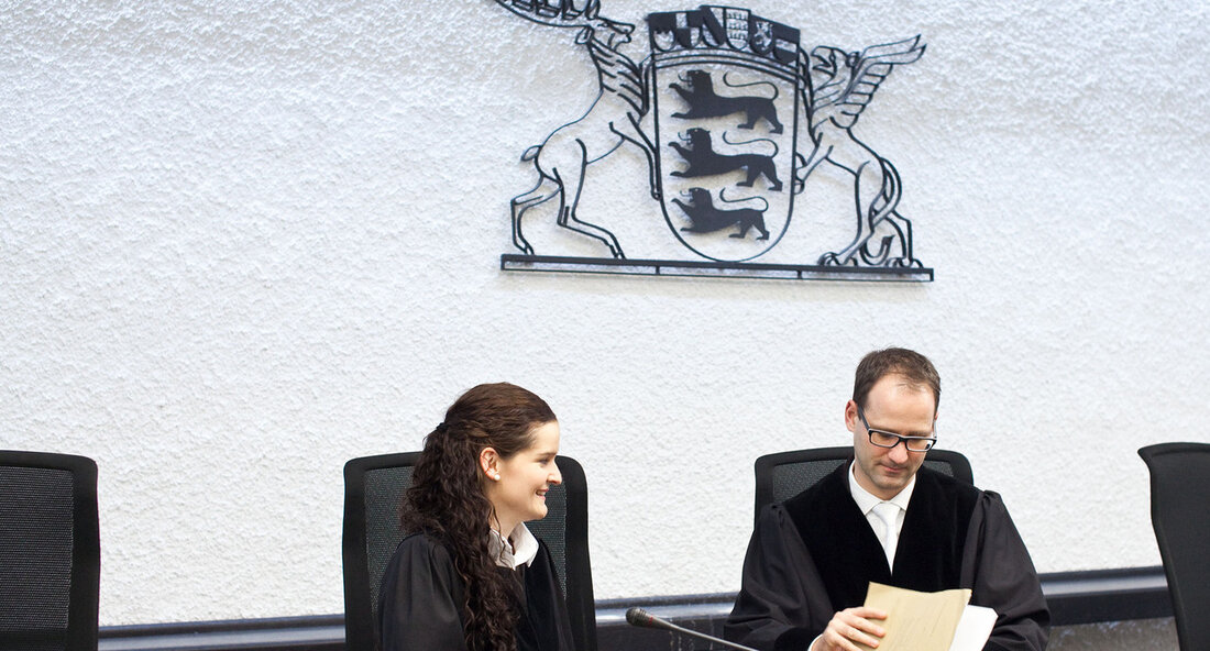 Das Mentorinnenprogramm für Frauen in der Justiz wird im Landgerichtsbezirk Stuttgart pilotiert. Damit möchte das Land die Hürden auf dem Karriereweg von Frauen identifizieren und dabei unterstützen, sie aus dem Weg zu räumen. Mit einer Auftaktveranstaltung im Ministerium der Justiz und für Migration ist jetzt das Mentorinnenprogramm für Frauen in der Justiz gestartet. Das Projekt, das zunächst im Landgerichtsbezirk Stuttgart pilotiert wird und dann landesweit ausgerollt werden soll, ist vor allem an Richterinnen und Staatsanwältinnen gerichtet, die am Ende ihrer Assessorenzeit beziehungsweise am Übergang zur Planmäßigkeit stehen und sich in diesem Zusammenhang Gedanken über ihre weitere Berufs- und Karriereplanung machen. …