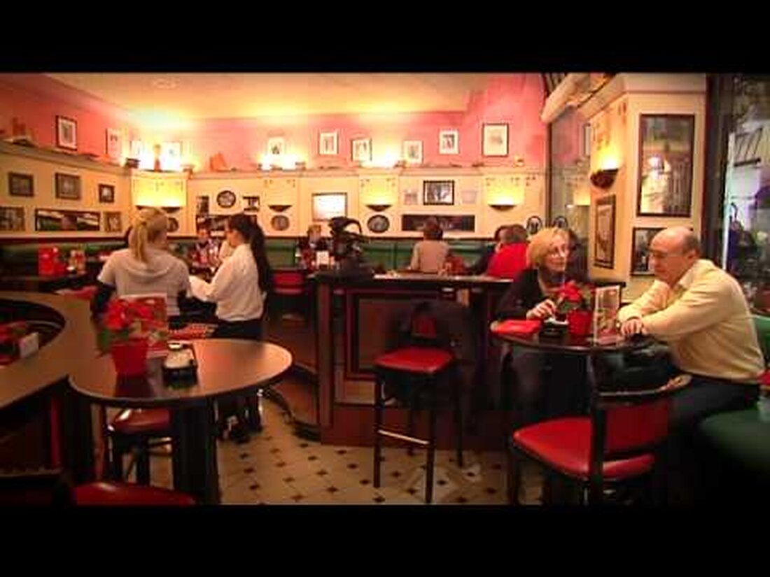 Die Mephisto Bar wurde 1986 eröffnet und ist damit das jüngste Mitglied von Auerbachs Keller und auch der einzige oberirdische Teil. Die gemütliche Passagen-Bar verwöhnt ihre Gäste tagsüber mit Kaffeespezialitäten, hausgemachten Backwaren und dem berühmten Mephisto-Kuchen. Abends lockt es mit extravaganten Cocktails und Live-Musik die Mädler Passage an. . Youtube-Link