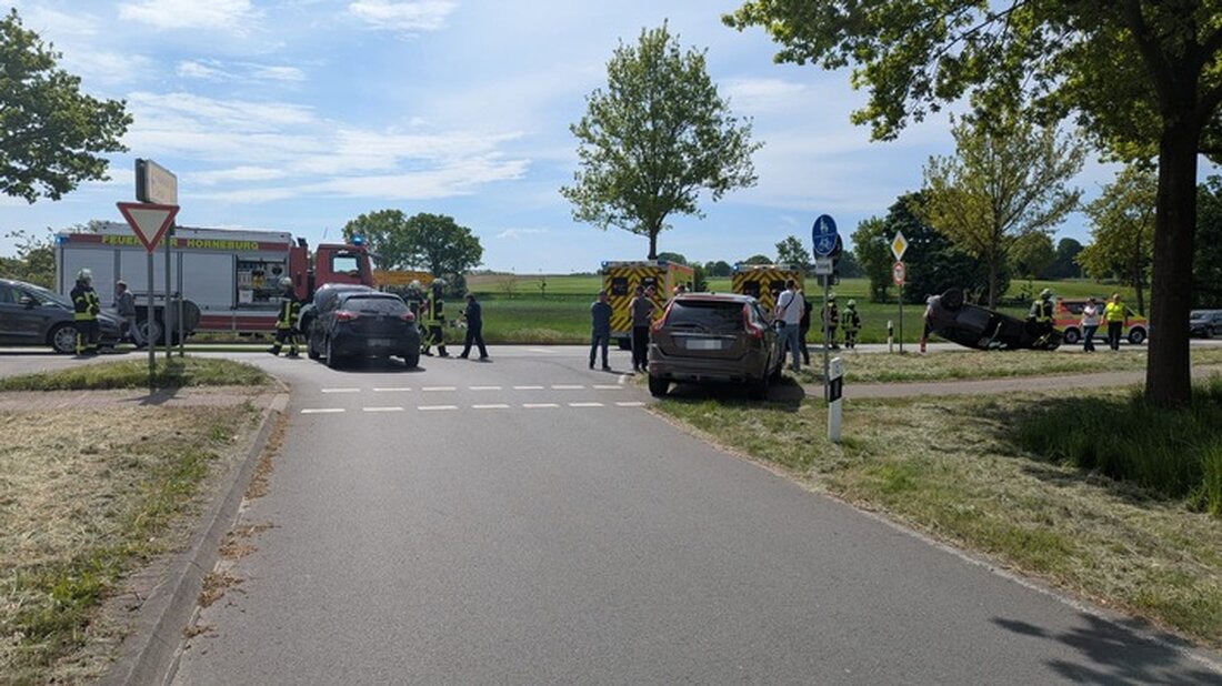 Unbekannte entwendeten in Buxtehude einen Mercedes und missachteten die Vorfahrt, was zu einem spektakulären Unfall führte.