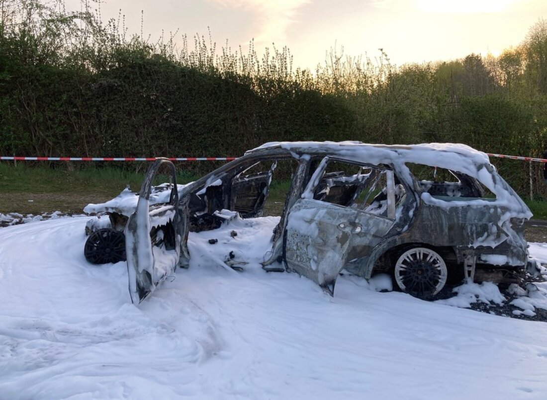 Im Kasseler Stadtteil Fasanenhof brannte eine Mercedes C-Klasse im Quellbachweg. Die Polizei sucht Zeugen des Vorfalls.