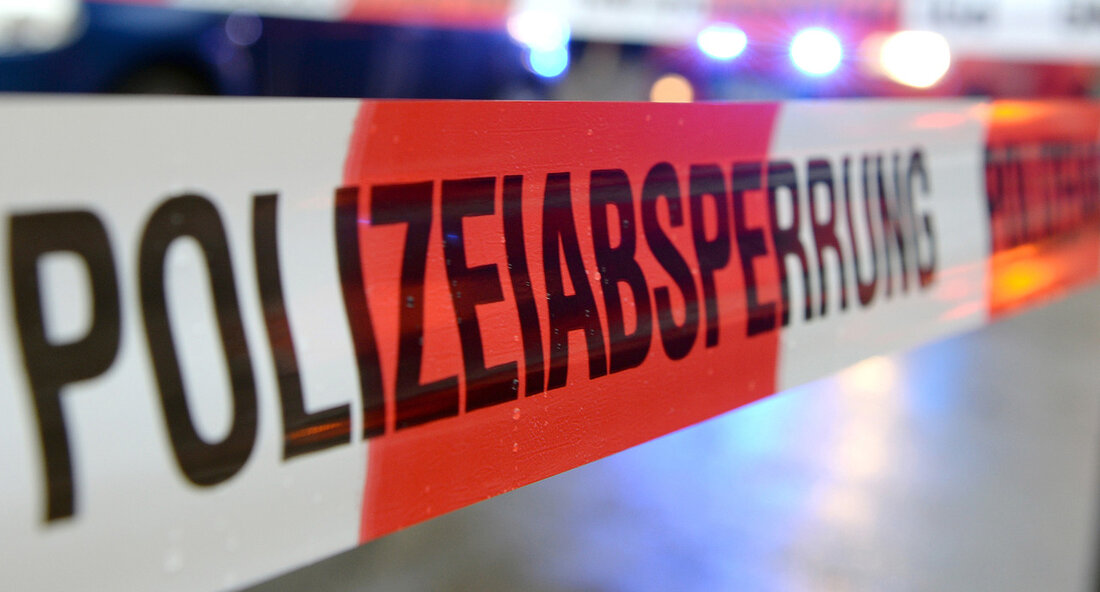 Am Freitag, den 31. Mai 2024, ereignete sich auf dem Marktplatz in Mannheim ein tragischer Messerangriff, der mehrere Personen verletzte. Ministerpräsident Winfried Kretschmann und Innenminister Thomas Strobl äußerten sich bestürzt über die Gewalttat und lobten das entschlossene Handeln der Polizeikräfte, die schlimmeres verhinderten. Nach den Aussagen von Ministerpräsident Kretschmann und Innenminister Strobl zeigt der Vorfall in Mannheim deutlich die großen Gefahren, denen Polizeibeamte bei ihrer Arbeit Tag für Tag ausgesetzt sind. Der Angriff auf die Polizisten sei gleichzeitig ein Angriff auf den demokratischen Rechtsstaat, so Kretschmann. Die Beamten hätten mutig gehandelt und den Tatverdächtigen außer Gefecht gesetzt, wodurch weiterer Schaden …