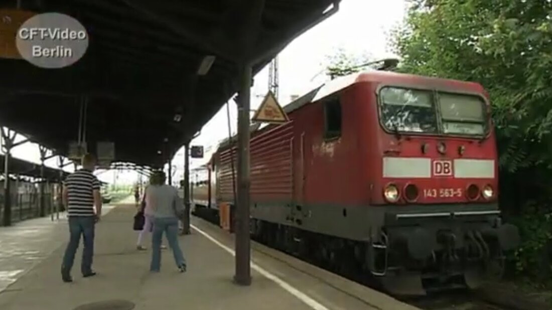 Leipzig ist als Messestadt bekannt geworden. Dazu gehören die vielen Eisenbahnlinien und die öffentlichen Verkehrsmittel. Der Leipziger Hauptbahnhof ist flächenmäßig der größte in Europa und das Straßenbahnnetz eines der größten in Deutschland. Die Stadt Leipzig, ein Verkehrsknotenpunkt, der alles bietet. Viel Spaß beim Zuschauen. Mehr zum Schienenverkehr nach der Jahrtausendwende: https://www.ekshop.de/dvd-cd/dvd/Bahngeschichte-DVD/DVD-Eisenbahnen-zur-Jahrt tausendwende.html?listtype=search&searchparam=200. Youtube-Link