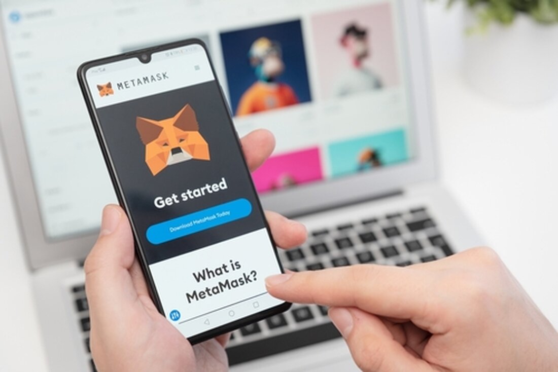 MetaMask-Benutzer können jetzt EOS-Münzen einsetzen, EOS-Konten erstellen und direkt mit EOS DApps interagieren, indem sie den neuen EOS Wallet Snap verwenden. Die Integration sorgt für weniger Reibung und nahtlosen Zugriff auf EOS-basierte DApps für mehr als 30 Millionen MetaMask-Benutzer. Die Integration des EOS-Netzwerks mit MetaMask eröffnet neue Möglichkeiten für die DeFi-Interaktion und die DApp-Entwicklung. MetaMask, eine der größten und beliebtesten Kryptowährungs-Wallets, hat sich in das EOS-Netzwerk integriert und ermöglicht seinen Benutzern den nahtlosen Zugriff und die Interaktion mit dem EOS web3-Ökosystem. Diese neue Integration, die durch die Einführung des EOS Wallet Snap ermöglicht wird, eröffnet MetaMask-Benutzern erweiterte Funktionalität und Sicherheitsfunktionen …