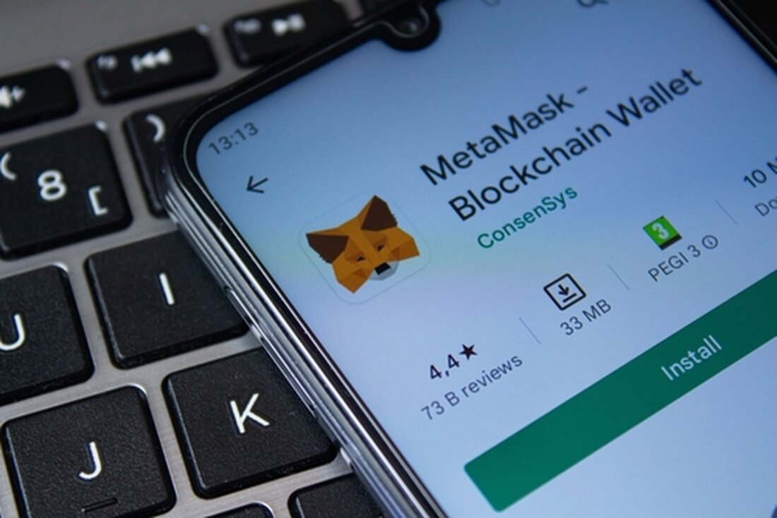 Die zentralen Thesen MetaMask hat eine neue Funktion eingeführt, die es Benutzern ermöglicht, Kryptowährungen mit Fiat-Währungen zu kaufen. Das Wallet möchte es Benutzern erleichtern, Kryptowährungen direkt auf seiner Plattform zu kaufen. MetaMask hat Zahlungsoptionen wie Debit- oder Kreditkarten, PayPal, Banküberweisungen und Instant ACH integriert. MetaMask startet eine Fiat-Kauffunktion Kryptowährungs-Wallet und dezentraler Anwendungsanbieter (DApp) MetaMask angekündigt am Montag, den 10. April, dass es eine neue Funktion eingeführt hat, die es seinen Benutzern ermöglichen würde, Kryptowährungen mit Fiat-Währungen direkt von seiner Portfolio Dapp zu kaufen. Laut MetaMask soll der Schritt den Benutzern den Kauf von Krypto mit Fiat-Währung erleichtern. Die neue Funktion …