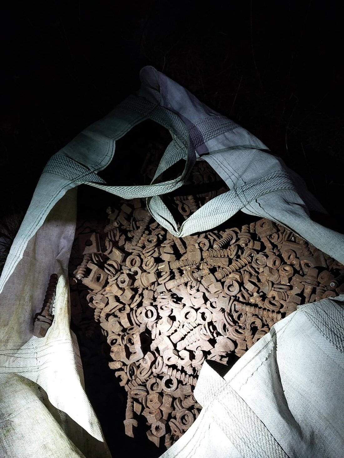 Am Bahnhof Leese-Stolzenau wurden zwei Tatverdächtige (15, 32) beim Buntmetalldiebstahl festgenommen. Es wird ermittelt.