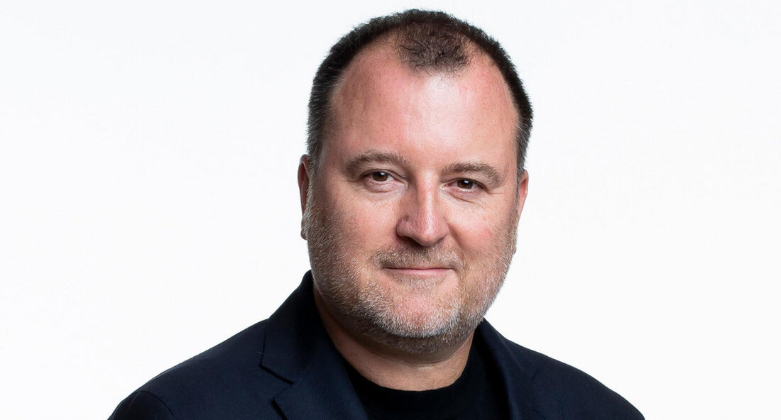 Musikproduzent Michael Herberger wird neuer Geschäftsführer der Popakademie Baden-Württemberg in Mannheim. Von Herbergers hoher Professionalität und seinen umfassenden Branchenkenntnissen können die Studierenden unmittelbar profitieren. Der Musikproduzent Michael Herberger wird zum 15. September 2022 Business-Direktor und Geschäftsführer der Popakademie Baden-Württemberg GmbH in Mannheim. Der 50-Jährige tritt die Nachfolge von Prof. Hubert Wandjo an, der zum Gründungsteam der Popakademie gehörte. Wichtige Impulse für die Entwicklung von Popkultur und Musikbranche Petra Olschowski, Staatssekretärin im Ministerium für Wissenschaft, Forschung und Kunst Baden-Württemberg und Aufsichtsratsvorsitzende der Popakademie, sagte: „Michael Herberger ist ein anerkannter und erfolgreicher Musikproduzent und Komponist, er gehört zu den markanten Persönlichkeiten der …