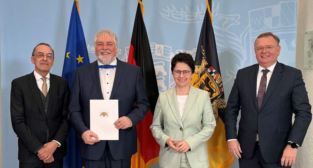 Michael Mächtel neuer Leiter der Staatsanwaltschaft Waldshut-Tiengen Mit der Ernennung von Michael Mächtel zum neuen Leitenden Oberstaatsanwalt der Staatsanwaltschaft Waldshut-Tiengen gibt es einen Wechsel in der Führungsebene der Justizbehörde. Mächtel tritt die Nachfolge von Leitender Oberstaatsanwältin Iris Janke an, die nun die Staatsanwaltschaft Offenburg leitet. Die Ernennung wurde im Rahmen einer Feierstunde von Ministerin der Justiz und für Migration Marion Gentges überreicht. Mächtel wird von der Staatsanwaltschaft Freiburg an die Staatsanwaltschaft Waldshut-Tiengen wechseln, wo er bereits durch seine Fachkompetenz und seine Führungsqualitäten einen hervorragenden Ruf genießt. Ministerin Gentges lobte Mächtel als fachlich ausgezeichneten Staatsanwalt mit großem Organisationsgeschick und besonderer Einsatzbereitschaft. …