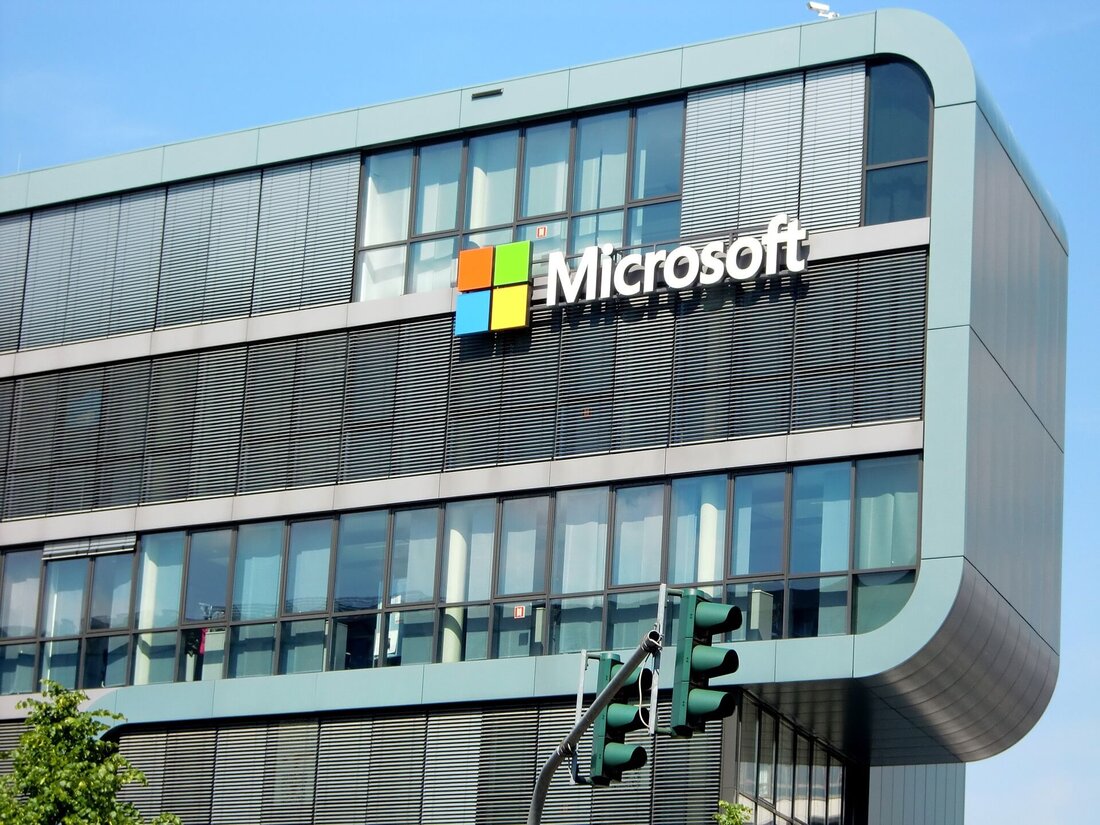 Microsoft-Aktionäre werden auf der Jahreshauptversammlung im Dezember unter anderem über die Bewertung einer Investition in Bitcoin abstimmen. Dies folgt dem Trend, dass Unternehmen Bitcoin als Inflationsschutz in ihre Bilanzen aufnehmen. Der Microsoft-Vorstand rät davon ab, für den Antrag zu stimmen, mit der Begründung, die Unternehmensleitung habe sich mit dem Thema intensiv auseinandergesetzt. Jüngste Einreichungen der Securities and Exchange Commission (SEC) zeigen, dass Microsoft beabsichtigt, das Thema einer Investition in Bitcoin auf seiner für den 9. Dezember geplanten Aktionärsversammlung zur Abstimmung zu stellenTh Allerdings bleibt unklar, ob sich der Vorschlag darauf bezieht, dass Microsoft Bitcoin in seine Bilanz aufnimmt oder es …