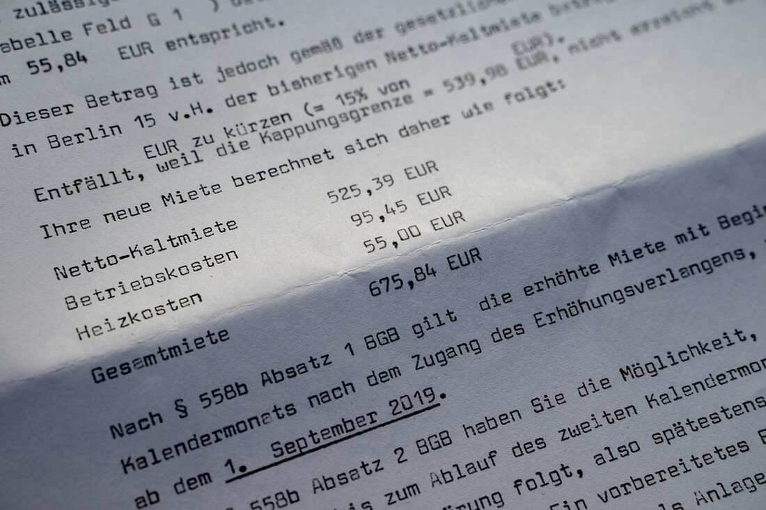 Mieterhöhungen sind ein sensibles Thema in deutschen Großstädten, insbesondere in Berlin. Dort unterliegen die Mieten seit 2020 einem Mietendeckel, der inzwischen jedoch vom Bundesverfassungsgericht für ungültig erklärt wurde. Der Wohnungskonzern Vonovia steht nun in der Kritik, da er laut dem Alternativen Mieter- und Verbraucherschutzbund (AMV) seine Zusagen aus dem Mieten-Bündnis nicht eingehalten hat. Im Mieten-Bündnis haben Vonovia und seine Tochtergesellschaft Deutsche Wohnen versprochen, die Mieten für Haushalte mit Anspruch auf einen Wohnberechtigungsschein (WBS) bis Ende 2023 nur um höchstens zwei Prozent pro Jahr zu erhöhen. Allerdings hat der AMV festgestellt, dass Vonovia und Deutsche Wohnen diese Mieterhöhungen nicht kommuniziert haben. …