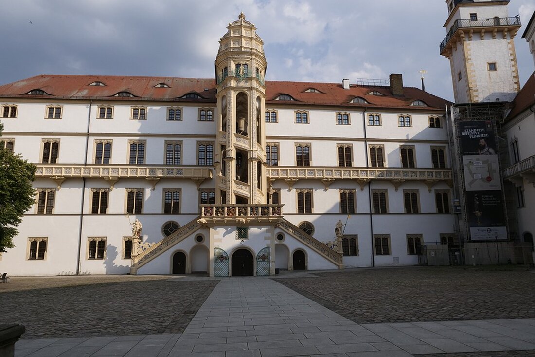 Kostenpflichtig Vorhaben Migrantenbeirat in Torgau gescheitert, aber „nicht vom Tisch“ Der Torgauer Stadtrat bekommt keinen Migrantenbeirat, wie man es aus Städten wie Dresden, Leipzig oder Chemnitz kennt (Symbolbild). © Quelle: Laura Krugenberg Seit Anfang des Jahres besteht in Torgau das Vorhaben, einen Migrantenbeirat als Interessenvertretung zu gründen. Nach viel Hoffnung kommt jetzt die Absage aus dem Rathaus. Wie es jetzt weiter geht. Torgau. Anfang des Jahres kam zum ersten Mal die Idee auf, in Torgau einen Migrantenbeirat zu gründen, der die Belange von Torgauern mit Migrationshintergrund in der Stadtpolitik vertritt. Wenige Monate später stellen die Initiatoren Oberbürgermeister Henrik Simon (parteilos) …