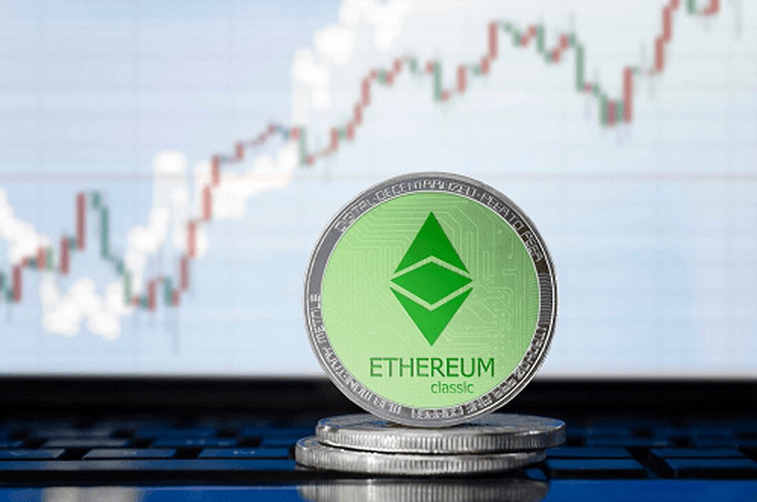 Wichtige Erkenntnisse Der Wert von Ether ist in den letzten 24 Stunden um mehr als 3 % gestiegen und nähert sich der 3.500-Dollar-Marke. Die vorbörsliche iDEGEN-Auktion hat offiziell die 8-Millionen-Dollar-Marke überschritten, nachdem fast 1,1 Milliarden Token verkauft wurden. Ether strebt 3.500 US-Dollar an, da Altcoins Anzeichen einer Erholung zeigen Ether, die zweitgrößte Kryptowährung nach Marktkapitalisierung, ist in den letzten 24 Stunden um 3 % gestiegen. Die positive Performance ermöglichte es dem Kurs, die 3.400-Dollar-Marke zu erreichen, nachdem er am Wochenende unterdurchschnittlich abgeschnitten hatte. Zum Zeitpunkt der Drucklegung war die Preis von Ether liegt bei 3.407 $ pro Münze. Die Rallye …