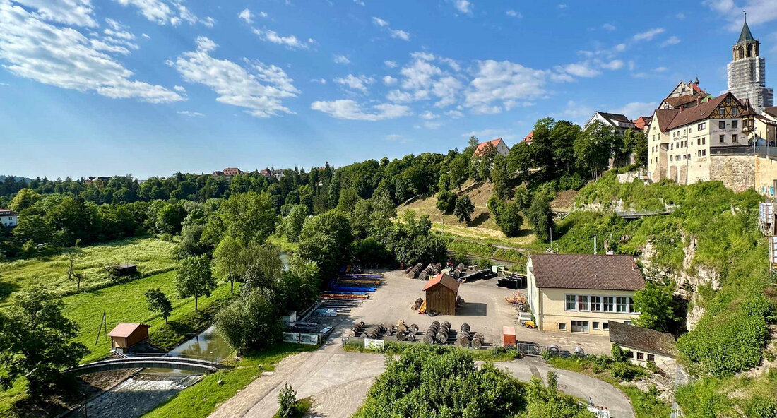 Die Stadt Rottweil erhält eine finanzielle Förderung in Höhe von 2,6 Millionen Euro vom Land für die Sanierung des Altstandorts „Gaswerk Rottweil“. Das Ziel dieser Sanierungsmaßnahme ist es, den Schadensherd und das Grundwasser von Schadstoffen zu befreien, um die Fläche in das Landesgartenschaugelände 2028 zu integrieren. Dies hat sowohl ökologische als auch städtebauliche Vorteile, da eine brachliegende Fläche nachhaltig wieder genutzt werden kann. Die Ministerin für Umwelt, Klima und Energiewirtschaft, Thekla Walker, betonte die Bedeutung solcher Projekte des Flächenrecyclings, die dazu beitragen, belastete Flächen neu zu gestalten und den Flächenverbrauch zu reduzieren. Sie lobte die Bemühungen der Stadt Rottweil und …