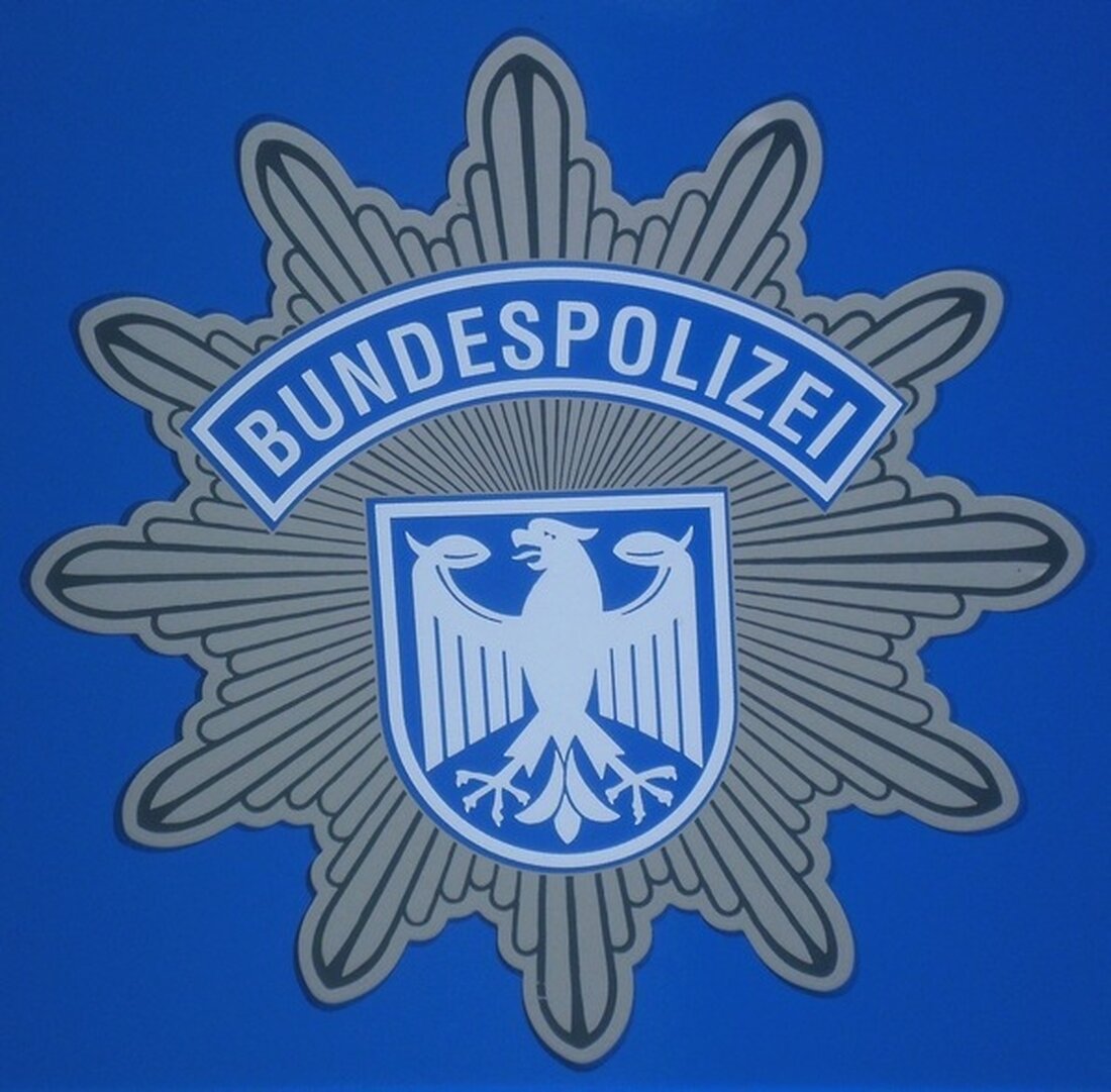 Bundespolizei München erwischt zwei 13- und 14-Jährige beim Sprühen an einer Lärmschutzwand und lässt sie von Eltern abholen.