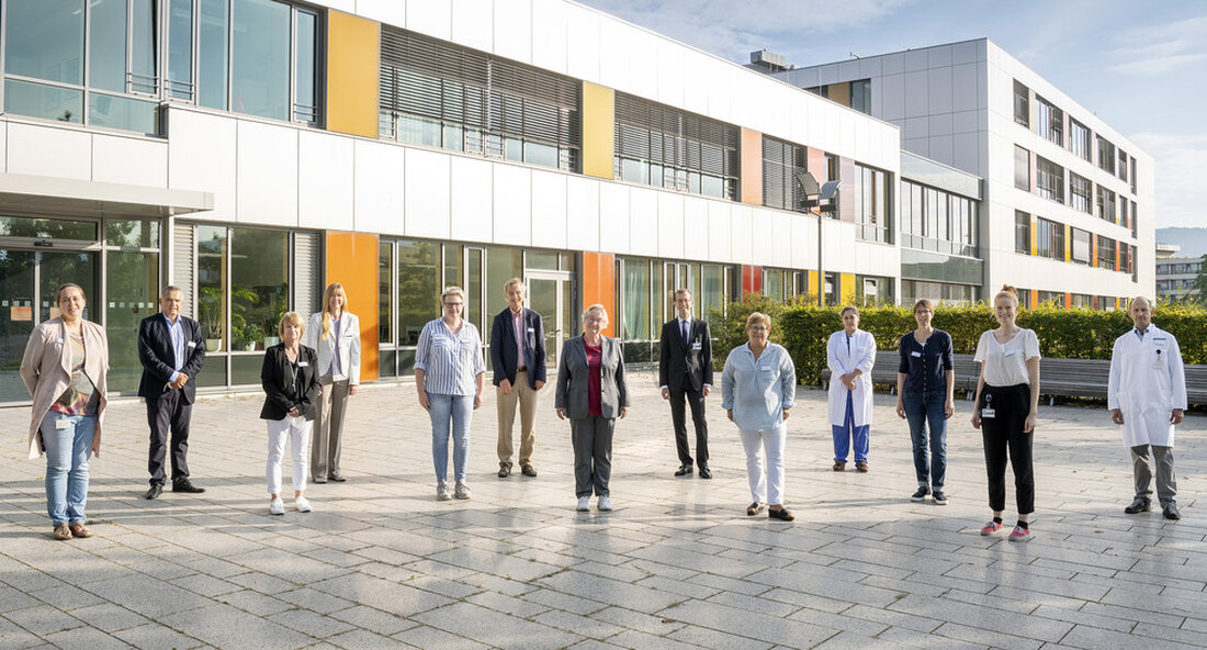 Wissenschaftsministerin Theresia Bauer lobte bei ihrem Besuch im Universitätsklinikum Heidelberg den unermüdlichen Einsatz der Klinikmitarbeiter während der Corona-Pandemie. Außerdem informierte sie sich über die Fortschritte bei der personalisierten Gentherapie und wie IT-gestützte klinische Prozesse den Alltag vor Ort erleichtern. Im Rahmen ihrer Dankeschön-Tour zum Universitätskliniken des Landes zum Wissenschaftsminister gemacht Theresia Bauer am Freitag, 10. September, Bahnhof Heidelberg. In einem Interview mit Mitarbeitern unter anderem aus Pflege, Verwaltung und Medizin dankte der Minister dem Klinikpersonal ausdrücklich für die herausragenden Leistungen während der Corona-Pandemie: „Die Belastungen der Pandemie verlangen von Ihnen auf jeder Station und in jedem Fachbereich ganz besondere Anstrengungen. …