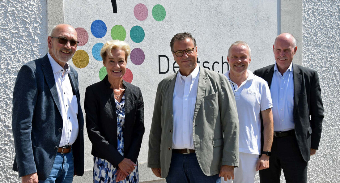 Landwirtschaftsminister Peter Hauk besucht Deutsches Weininstitut zur Diskussion der Herausforderungen in der Weinbaubranche In einer aktuellen Pressemitteilung wurde bekannt gegeben, dass Landwirtschaftsminister Peter Hauk das Deutsche Weininstitut besucht hat, um sich über die Herausforderungen der Weinbaubranche auszutauschen. Im Fokus stand dabei die schwierige Marktlage sowie die Absatzförderung auf nationaler und europäischer Ebene. Der Minister betonte, dass der Weinbau in Baden-Württemberg vor großen Herausforderungen stehe. Trotz hoher Qualitäten der Weine stagniere die Nachfrage und der Wettbewerbsdruck steige. Um diesen Herausforderungen entgegenzuwirken, unterstützt das Förderprogramm „Investitionen im Weinbau“ die Branche dabei, neue Wege zu finden, um Kostensteigerungen zu finanzieren und die Wettbewerbsfähigkeit …