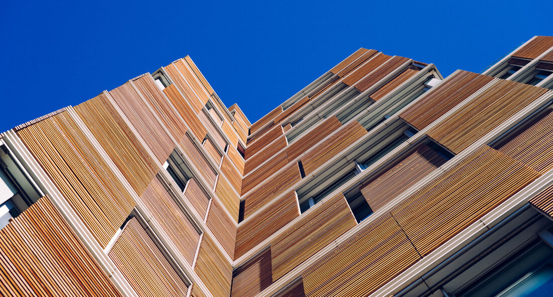 Minister Hauk lobt innovativen Holz-Hybridbau in Karlsruhe Der Neubau des Verwaltungs- und Bildungszentrums „KARLA“ in Karlsruhe wurde kürzlich vom Minister für Ernährung, Ländlichen Raum und Verbraucherschutz, Peter Hauk, besucht. Dieser Neubau stellt einen wichtigen Schritt in der Holzbau-Offensive des Landes Baden-Württemberg dar und gilt als eines der höchsten Holz-Hybrid-Gebäude in Europa. Minister Hauk lobte den Landkreis Karlsruhe für sein Engagement im nachhaltigen Bauen und betonte, dass ein solch großes Holz-Hybridgebäude noch vor wenigen Jahren undenkbar gewesen wäre. Die Holzbau-Offensive des Landes hat das Ziel, Fachleuten das notwendige Wissen für den Bau von großvolumigen und mehrgeschossigen Holzbauten zu vermitteln. Mit Bildungsmaßnahmen …