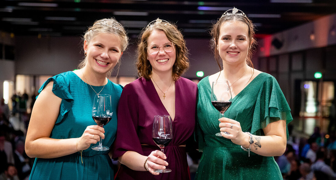 Larissa Salcher aus Bretzfeld ist die neue 58. Württembergische Weinkönigin und wird, zusammen mit den Weinprinzessinnen Vivien Jesse und Jule Mayr, als Botschafterin für den württembergischen Wein tätig sein. Dies verkündete Minister Peter Hauk, der die frisch gewählten Weinhoheiten für ihre zukünftige Rolle lobte. Die Wahl fand in einer feierlichen Krönungsveranstaltung im Rahmen des Jubiläumsjahres von Massenbachhausen statt. Die neuen Weinhoheiten konnten die Juroren durch ihr Fachwissen, ihre Persönlichkeit und ihr Auftreten überzeugen. Der Minister bedankte sich auch bei den scheidenden Weinhoheiten für ihren Einsatz zum Wohle des württembergischen Weinbaus. Die Funktion der Weinhoheiten als Botschafterinnen für den Weinbau in …