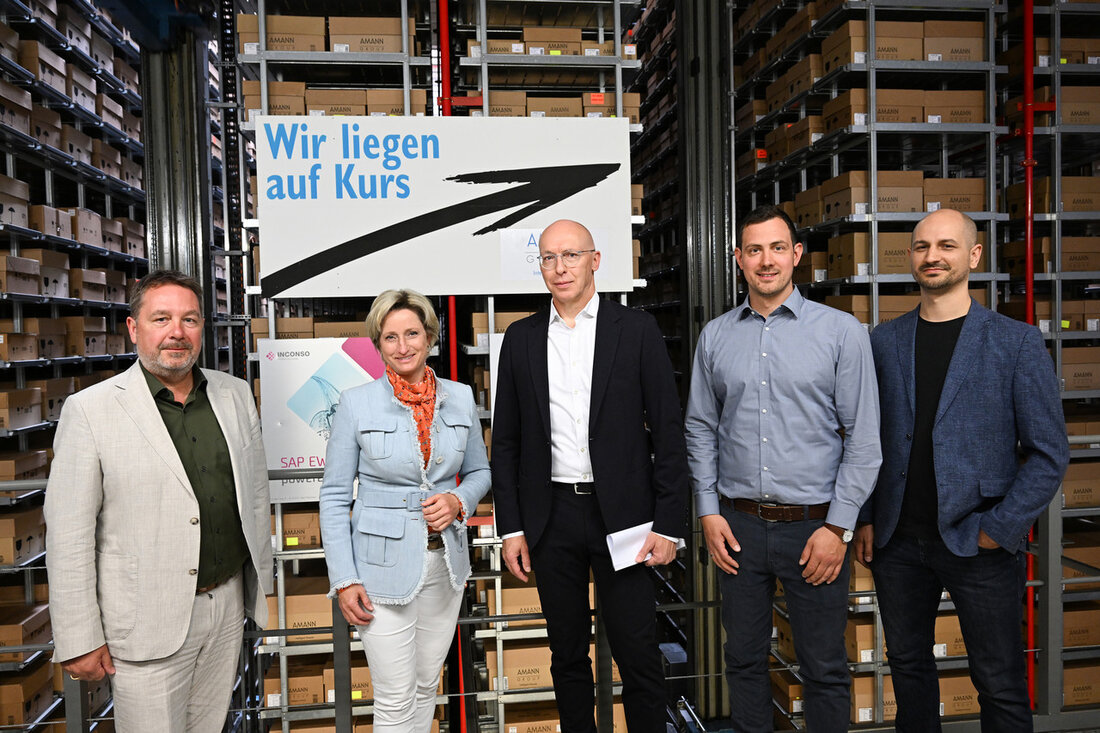 Wirtschaftsministerin informiert sich über aktuelle Trends in der beruflichen Weiterbildung Die berufliche Weiterbildung spielt eine immer wichtigere Rolle angesichts der Herausforderungen, die die Digitalisierung, der demografische Wandel und der Fachkräftemangel mit sich bringen. Aus diesem Grund hat Wirtschaftsministerin Nicole Hoffmeister-Kraut die zweite Phase der Weiterbildungskampagne „The Chänce“ gestartet und sich auf drei Stationen über die aktuellen Trends in der Weiterbildung informiert. Bei ihrem Besuch bei Unternehmen wie Amann & Söhne in Bönnigheim, dem Elektro-Technologie-Zentrum Stuttgart (etz) und der Firma Metabo in Nürtingen betonte Hoffmeister-Kraut die Bedeutung der beruflichen Weiterbildung für die Arbeitswelt von morgen. Sie lobte beispielsweise den Qualifizierungsverbund „Next …